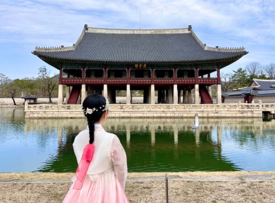 Seoul: Gyeongbokgung / Hanok Village / N Seoul Tower - Gyeongbokgung Palace in traditional hanbok