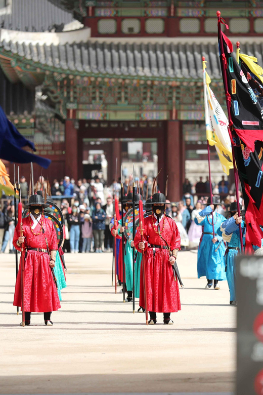Seoul: Gyeongbokgung Palace Tour & Lunch at Authentic Market - From Royal Ceremonies to Tongin Market