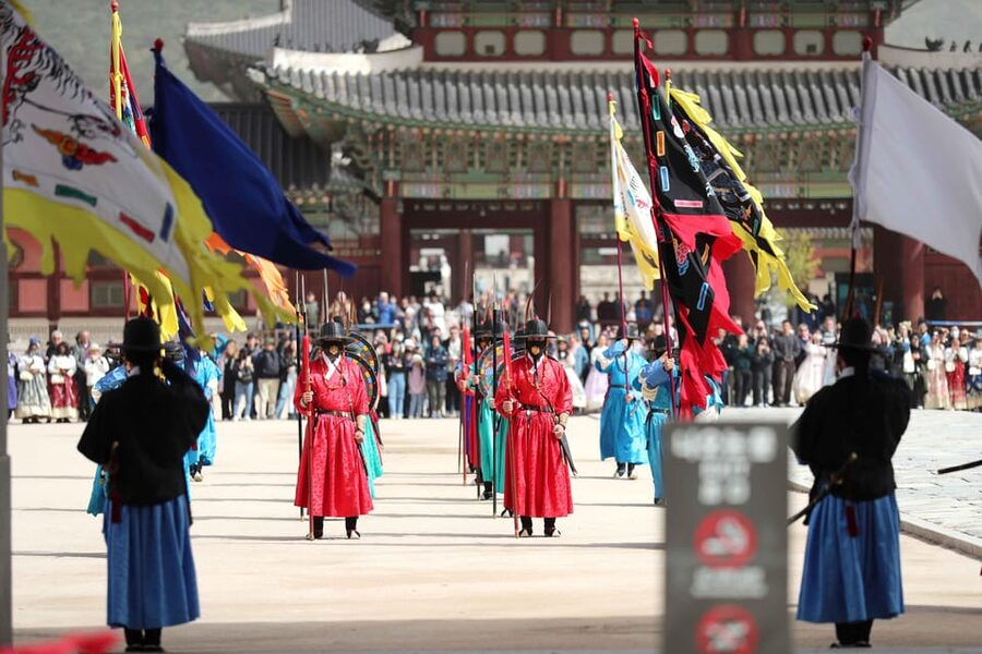 Seoul: Gyeongbokgung Palace Tour & Lunch at Authentic Market - Gyeongbokgung Palace in 90 Minutes