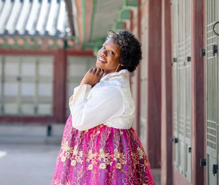 Seoul: Hanbok Photo Tour at Gyeongbokgung Palace - Walking into Gyeongbokgung for the photo session