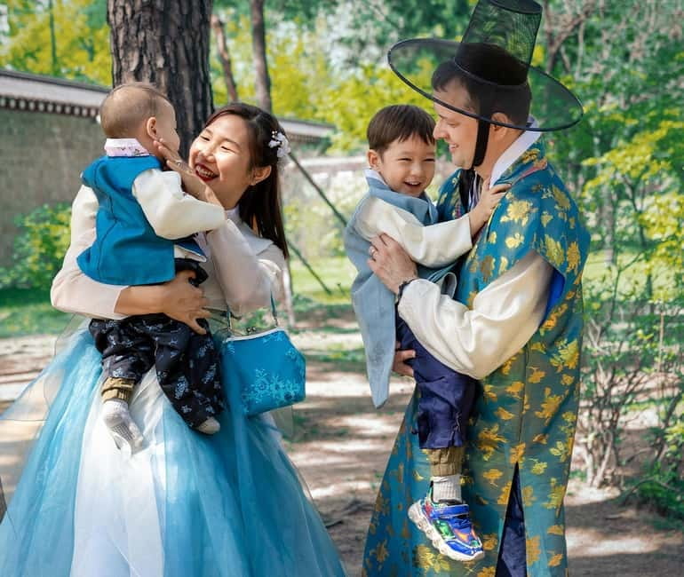 Seoul: Hanbok Photo Tour at Gyeongbokgung Palace - Should you book the Gyeongbokgung hanbok photo tour?