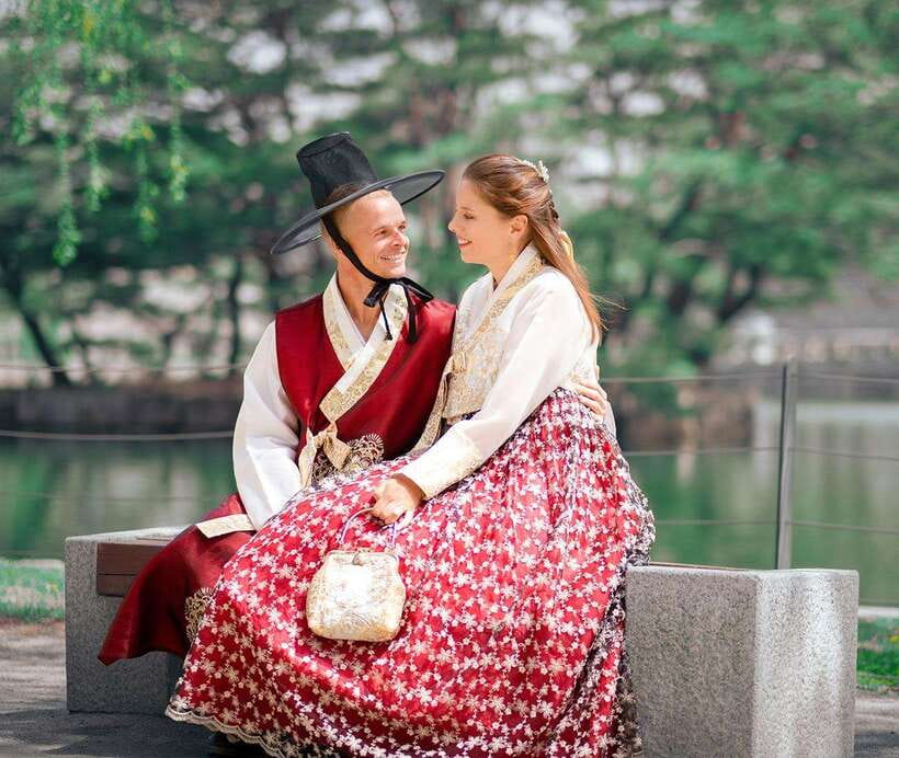 Seoul: Hanbok Rental with Gyeongbokgung Palace Entry - Getting dressed, storing your things, and handling the stairs