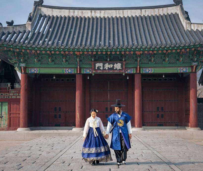 Seoul: Hanbok Rental with Gyeongbokgung Palace Entry - Walking into Gyeongbokgung in a hanbok