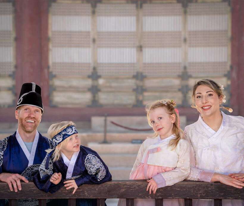 Seoul: Hanbok Rental with Gyeongbokgung Palace Entry - Heat, crowds, and comfort