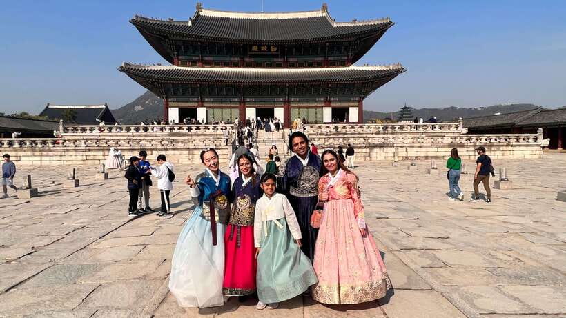 Seoul Highlights: Gyeongbok Palace, Insadong & N Seoul Tower - Riding the Namsan cable car to N Seoul Tower
