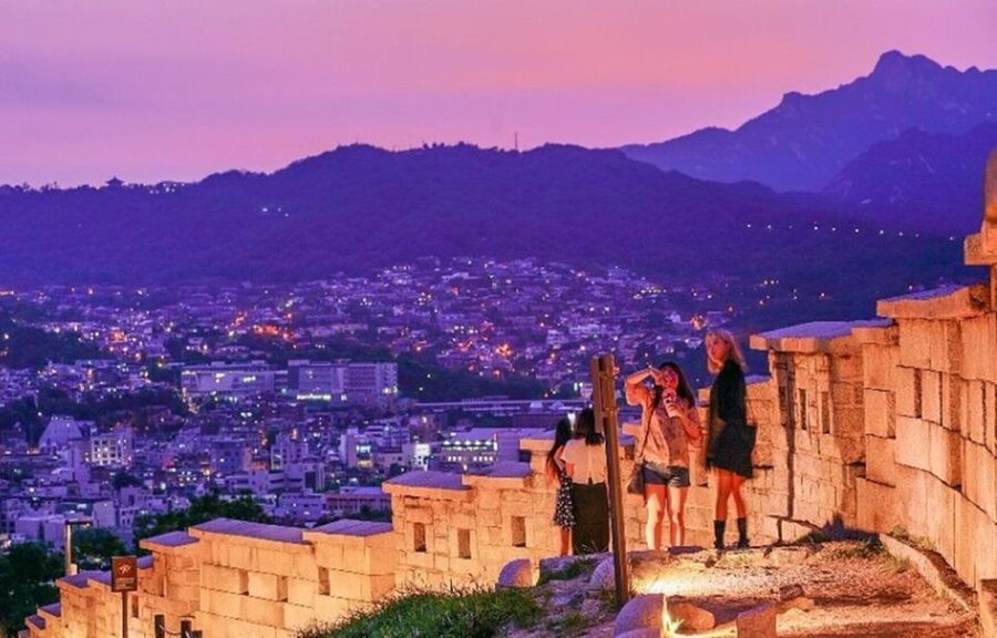 Seoul: Nighttime Tour of Palace, Market, Naksan Park & More - Why this route works after sunset