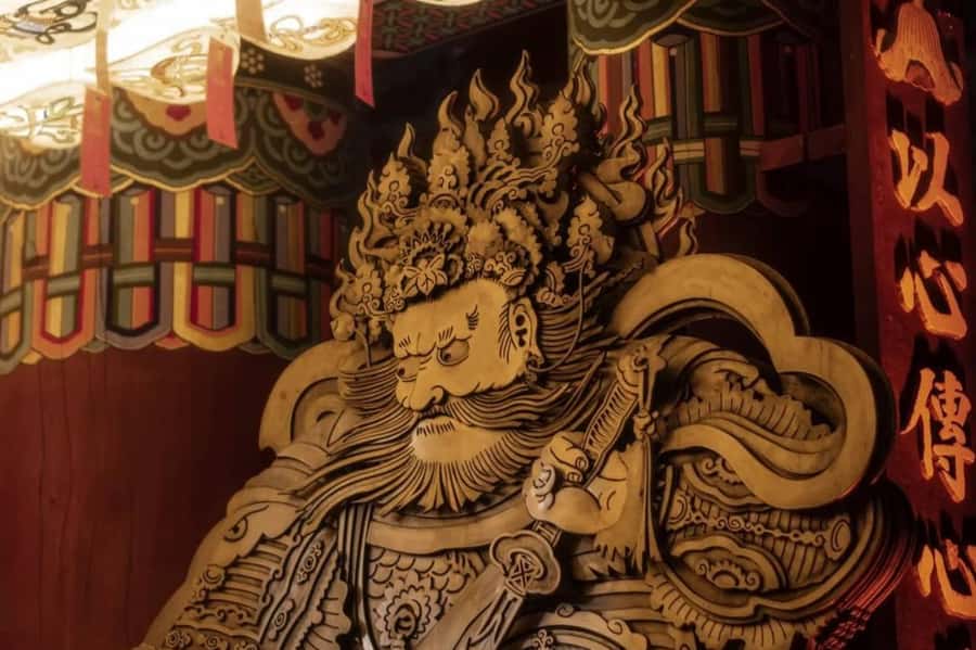 Seoul: Palace, Temple and Market Guided Foodie Tour at Night - The short walk to Gwangjang Market