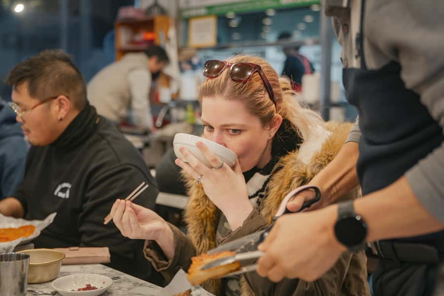 Seoul: Palace, Temple and Market Guided Foodie Tour at Night - Jogyesa Temple and the final walk