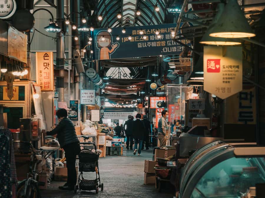 Seoul: Palace, Temple and Market Guided Foodie Tour at Night - What the guides add to the evening