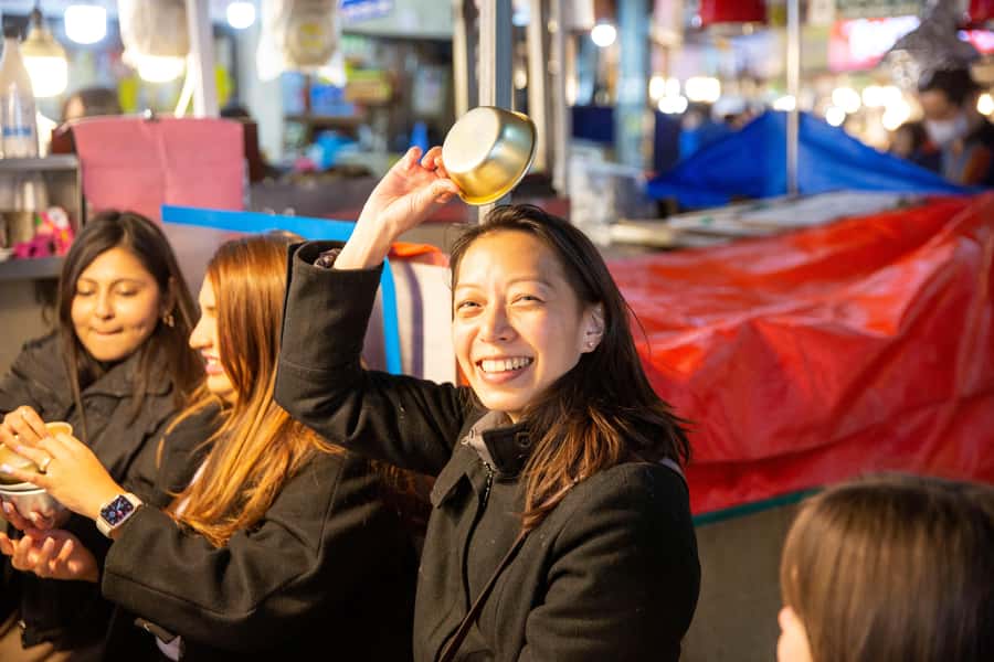 Seoul: Palace, Temple and Market Guided Foodie Tour at Night - Changgyeonggung Palace under the night lights