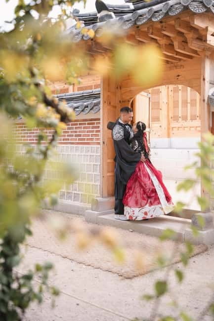 Seoul: Professional Hanbok Photography at Gyeongbok Palace - The palace grounds give you room for variety