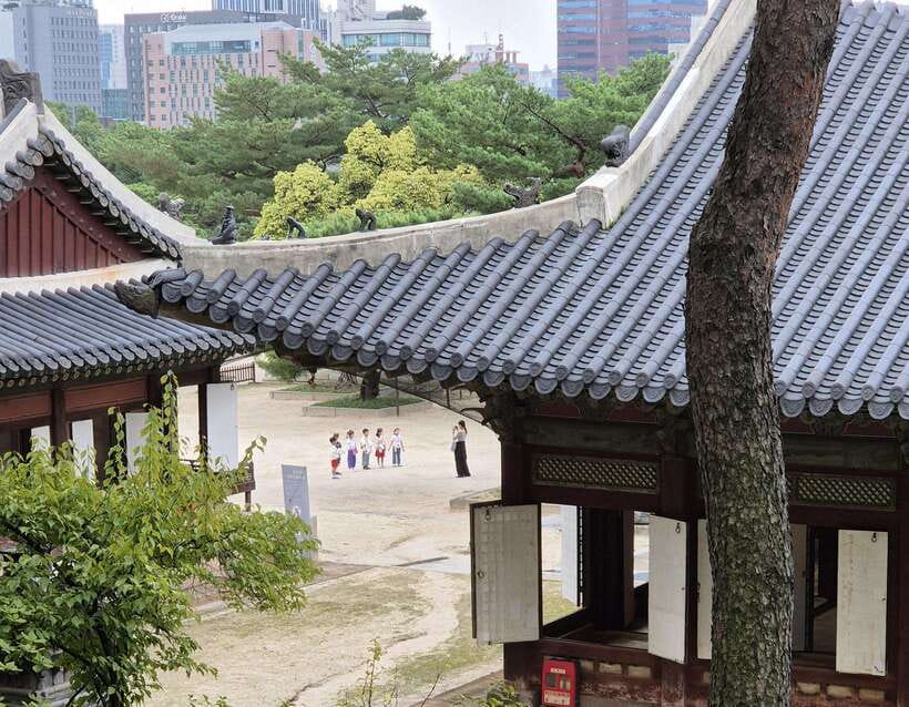 Seoul: UNESCO Palace and Street Foods Guided Tour - Street food at Gwangjang Market