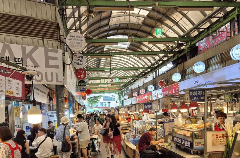 Seoul: UNESCO Palace and Street Foods Guided Tour - A brief finish at Cheonggyecheon Stream