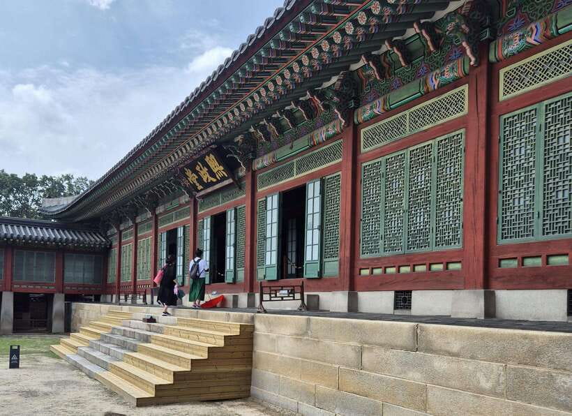 Seoul: UNESCO Palace and Street Foods Guided Tour - The guide makes the difference