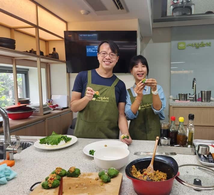 Seoul: Vegan Temple Food Class, Jogyesa & Changdeokgung Tour - Meeting the monk and learning the meaning behind the menu