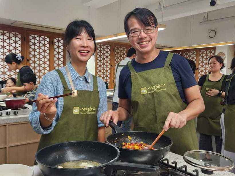 Seoul: Vegan Temple Food Class, Jogyesa & Changdeokgung Tour - Insadong’s teahouses, crafts, and art market