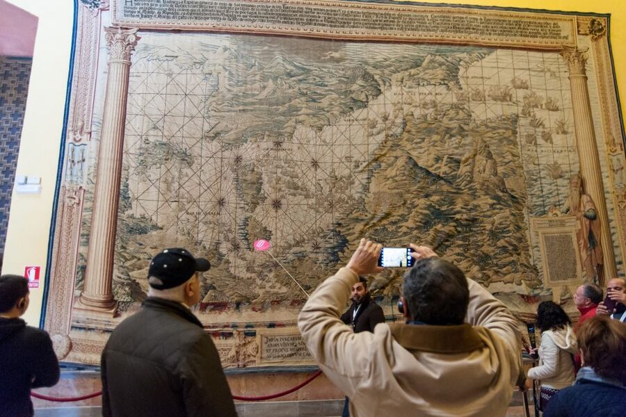 Seville: Alcázar and Cathedral Entry Ticket and Guided Tour - Who should book this Seville tour?