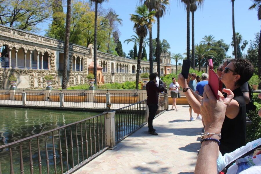 Seville: Alcazar, Cathedral, and Giralda Skip-the-Line Tour - What the guides add to the experience