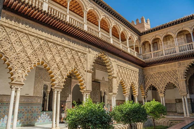 Seville: Alcázar, Cathedral, and Giralda Small-Group Tour - Climbing the Giralda for city views