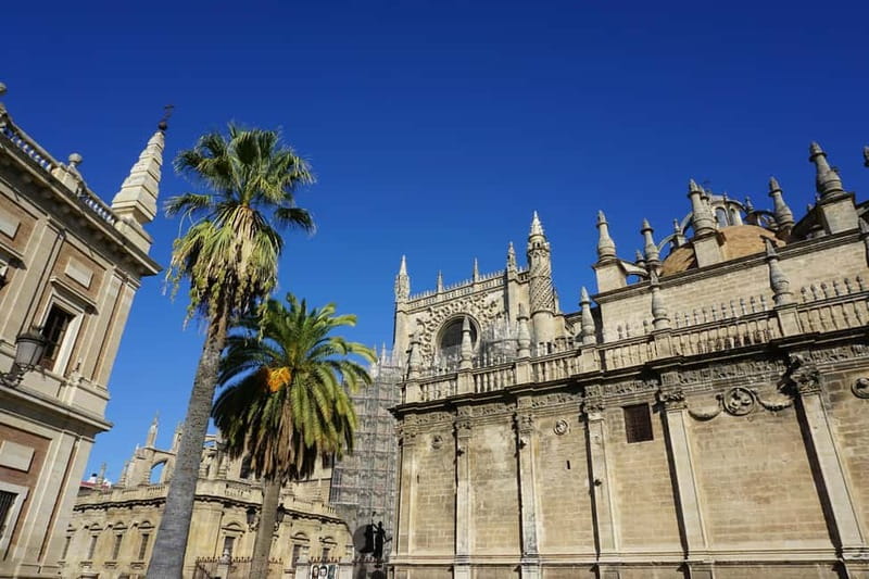 Seville: Alcázar, Cathedral, and Giralda Small-Group Tour - What the small group changes