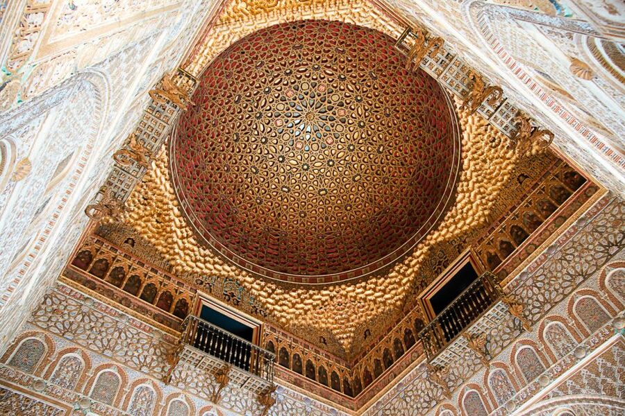 Seville: Alcázar, Cathedral & Giralda Fast Track Guided Tour - Seville Cathedral: scale and layers