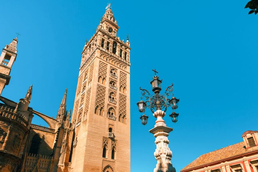 Seville: Alcázar, Cathedral & Giralda Fast Track Guided Tour - Patio de Doncellas and the old Jewish quarter