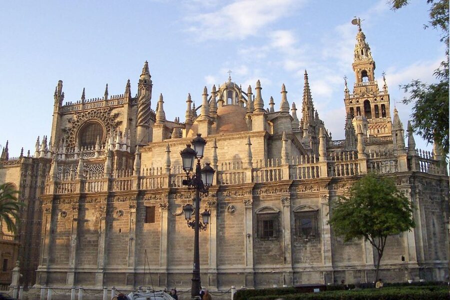 Seville: Cathedral, Giralda & Alcazar Entry With Guided Tour - Timing, walking, and group size