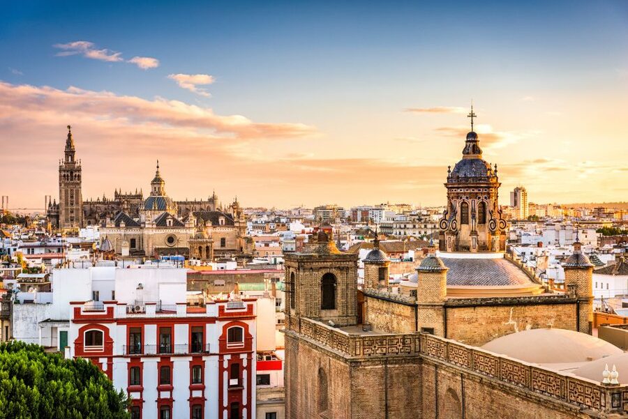 Seville: Cathedral, Giralda and Alcázar Guided Tour - What the guide adds to the experience