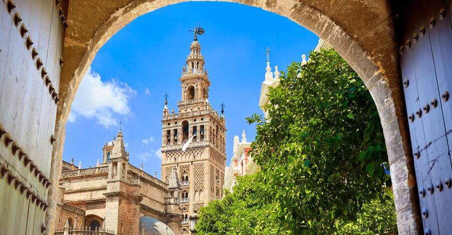 Seville: Cathedral, Giralda and Alcázar Guided Tour - Climbing the Giralda for Seville views