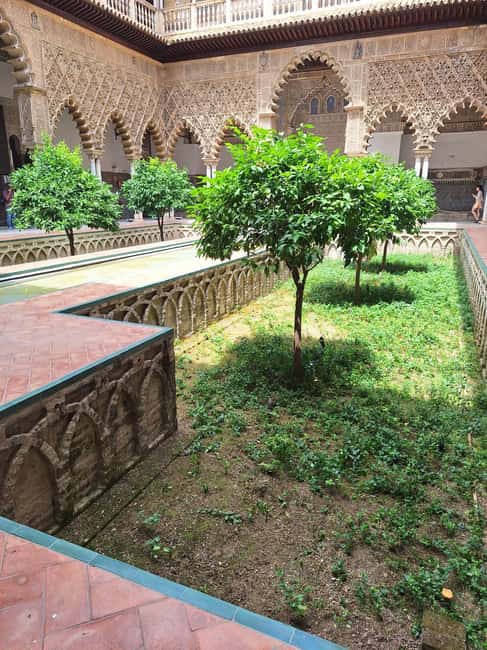 Seville: Guided tour of the Alcazar, Cathedral, and Giralda - Guide quality and the German-language format
