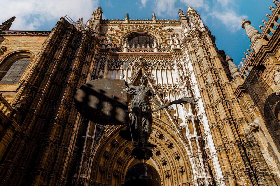 Seville: Priority Access Cathedral, Giralda & Alcázar Tour - What the guide adds to the visit