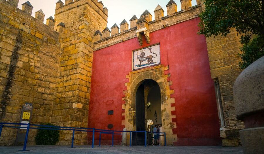 Seville: Royal Alcázar Skip-the-Line Tour by Local Experts - Priority entry and the first palace rooms