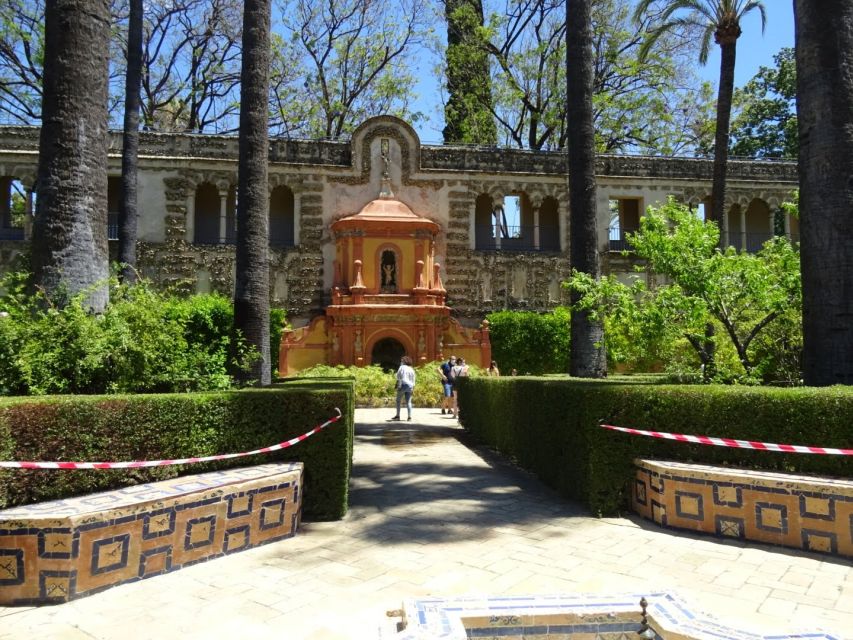 Seville: Small-Group Alcázar Guided Tour & Entry Ticket - Taking your time in the gardens