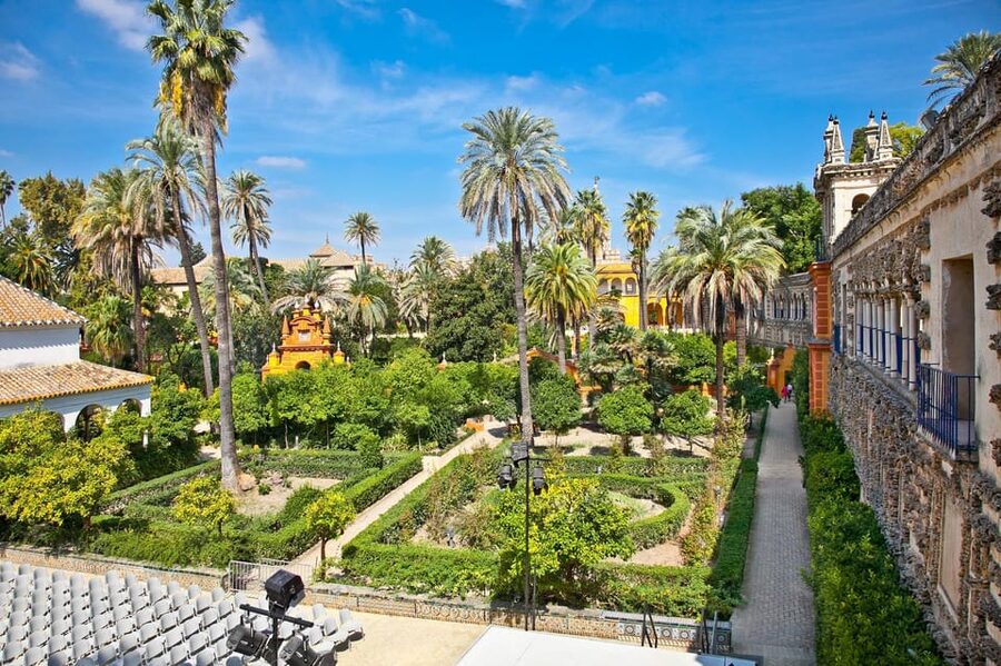 Seville: Tour Alcázar, Cathedral & Giralda Priority Access - Entering the Royal Alcázar of Seville