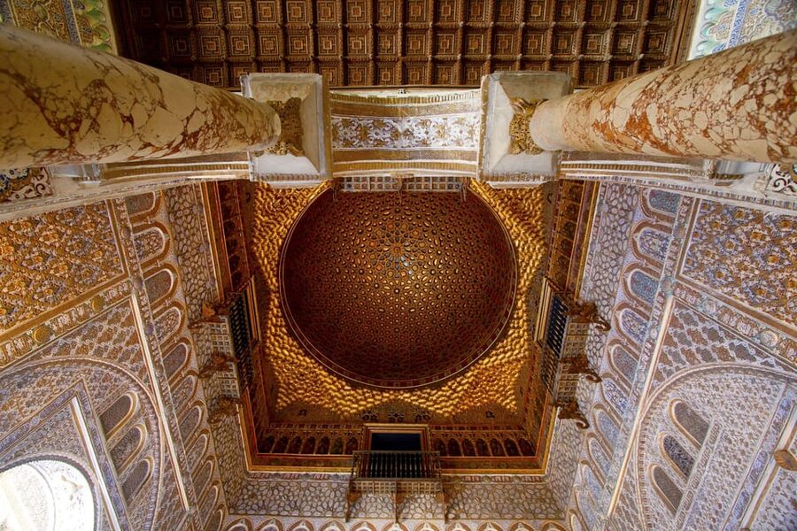 Seville: Tour Alcázar, Cathedral & Giralda Priority Access - Guides, languages, and hearing the commentary