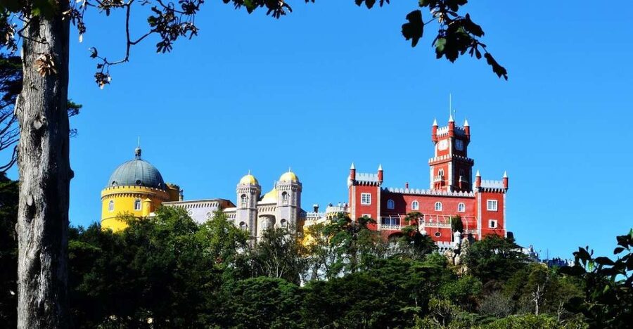 Sintra:1 hour tuk tuk experience to Pena Palace(3 monuments) - Key points to know before booking