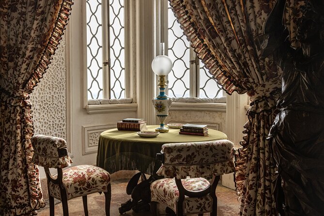 Sintra-Cascais-Pena Palace 8-People Small Group Tour from Lisbon - Who should book this experience