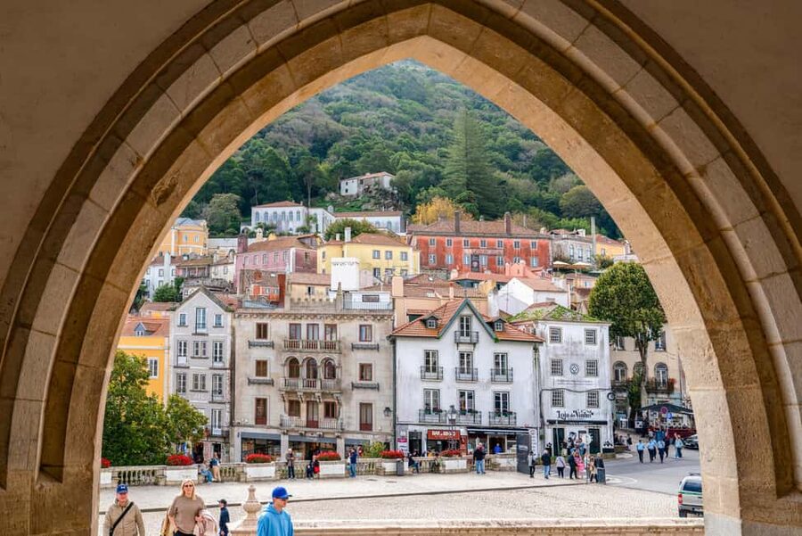 Sintra Small Group: Pena Palace, Moorish Castle & Cascais - One hour to make your own Sintra choice