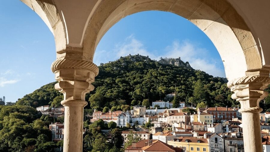 Sintra Tour w/ Pena Palace, Cascais & Cabo Roca, FROM LISBON - Meeting at Cinema São Jorge at 9 a.m.