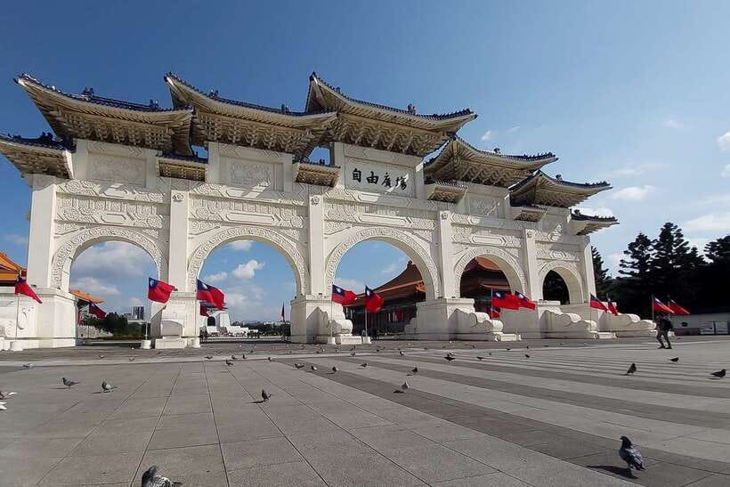 Taipei: Morning City Tour with National Palace Museum Entry - Transport, Pace, and Group Size
