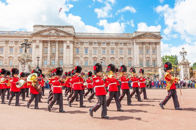 The Changing of the Guard Tour and Buckingham Palace - Starting at Green Park and entering Royal London