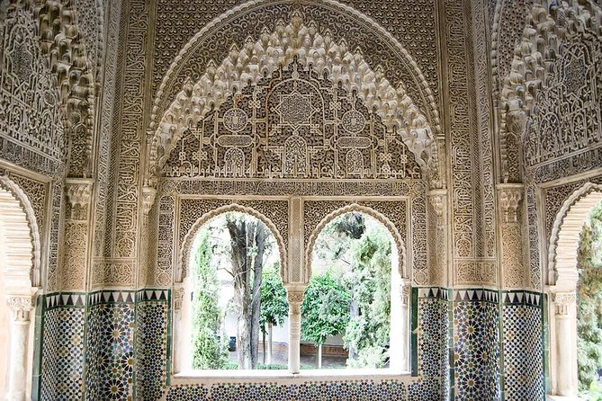 Tickets included: Alhambra Tour (Gardens, Alcazaba, Generalife) - A small group, live explanation, and the human factor