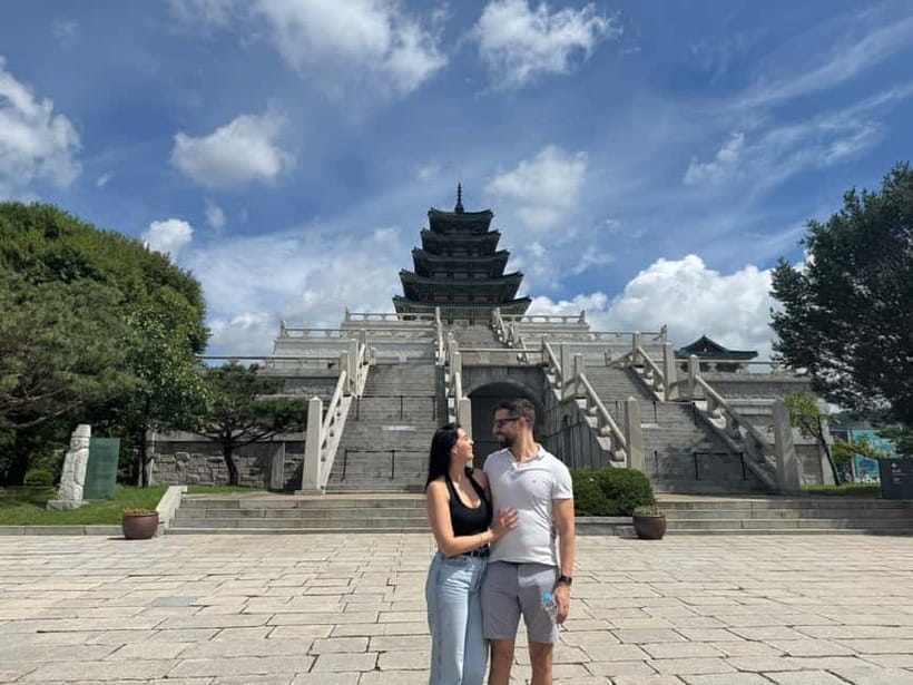 Time Travel in Seoul: Gyeongbokgung, Folk Museum & Bukchon - How the guide affects the experience