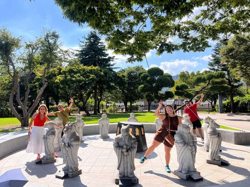 Time Travel in Seoul: Gyeongbokgung, Folk Museum & Bukchon - Meeting Mina at Gyeongbokgung Station