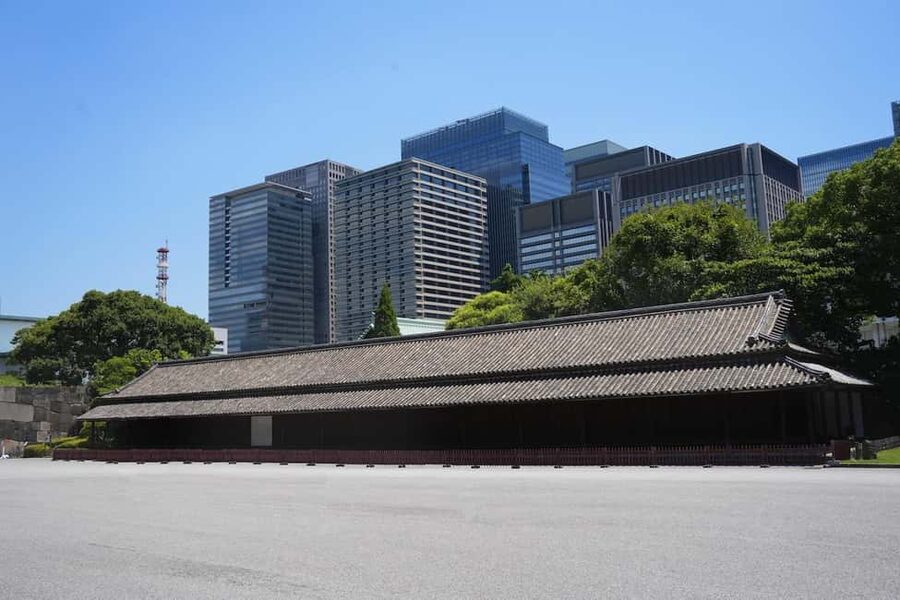 Tokyo: Edo Castle and Imperial Palace Guided Walking Tour - What the $3.22 price really offers