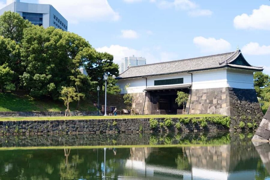 Tokyo: Edo Castle and Imperial Palace Guided Walking Tour - Kita-Hanebashi and the route toward Hirakawa Gate
