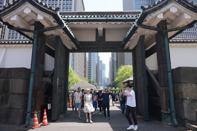 Tokyo: Imperial Palace and Shogun Historical Walking Tour - How the guides shape the experience