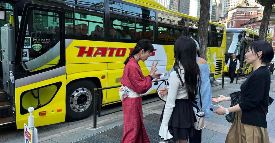 Tokyo: Imperial Palace, Sensō-ji Temple, & Tokyo Tower Tour - The guides make the bus time count
