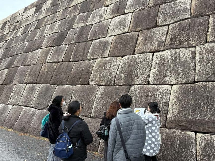 Tokyo: Imperial Palace with Nostalgic Alley Kagurazaka tour - From Tokyo Station to the old Edo Castle grounds