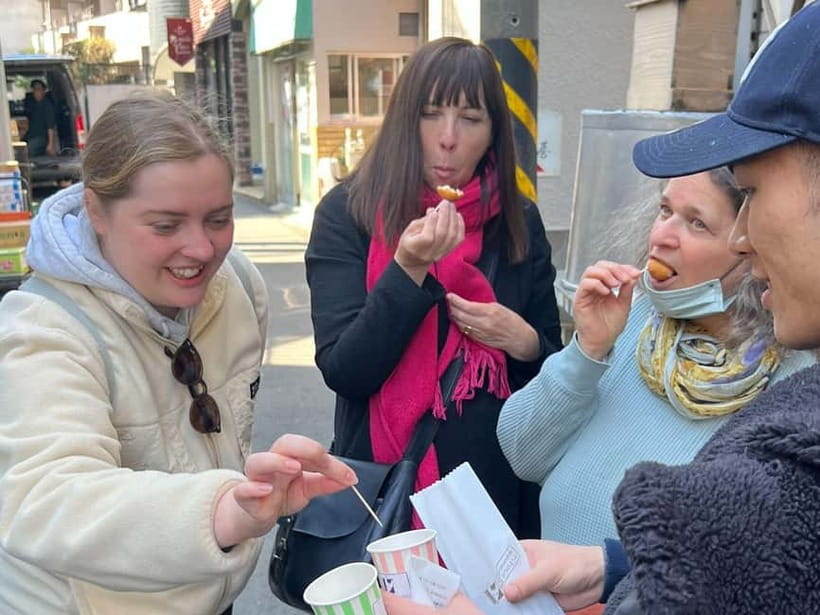Tokyo: Imperial Palace with Nostalgic Alley Kagurazaka tour - What the guide adds to the walk